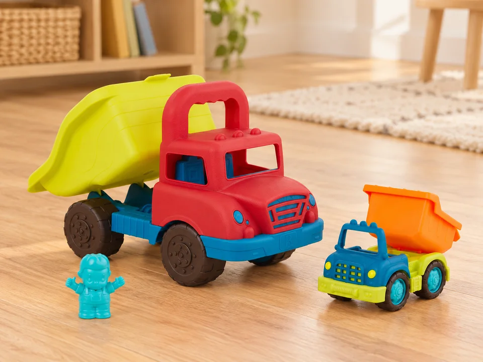 Deux camions colorés B. toys et leur conducteur sur un parquet, mise en scène illustrée