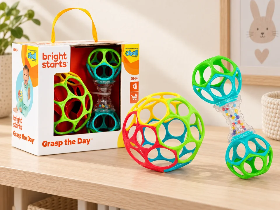 Bright Starts Oball Grasp the Day, coffret balle et hochet, modèle 16908, mise en scène illustrée