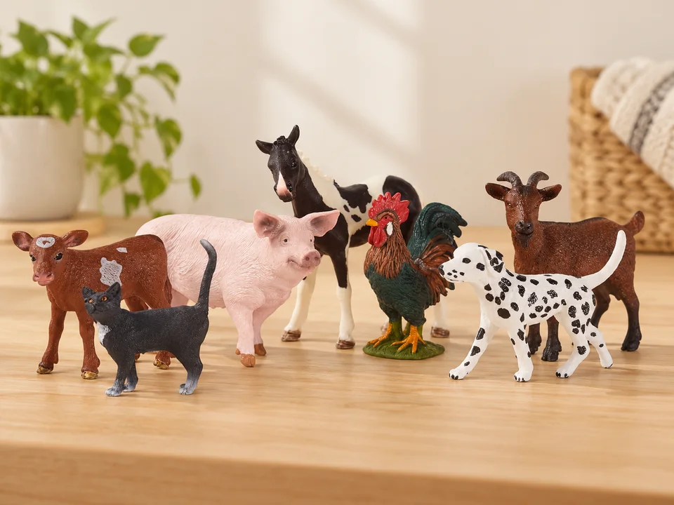 Coffret de 7 animaux de la ferme Schleich 77533, mise en scène illustrée