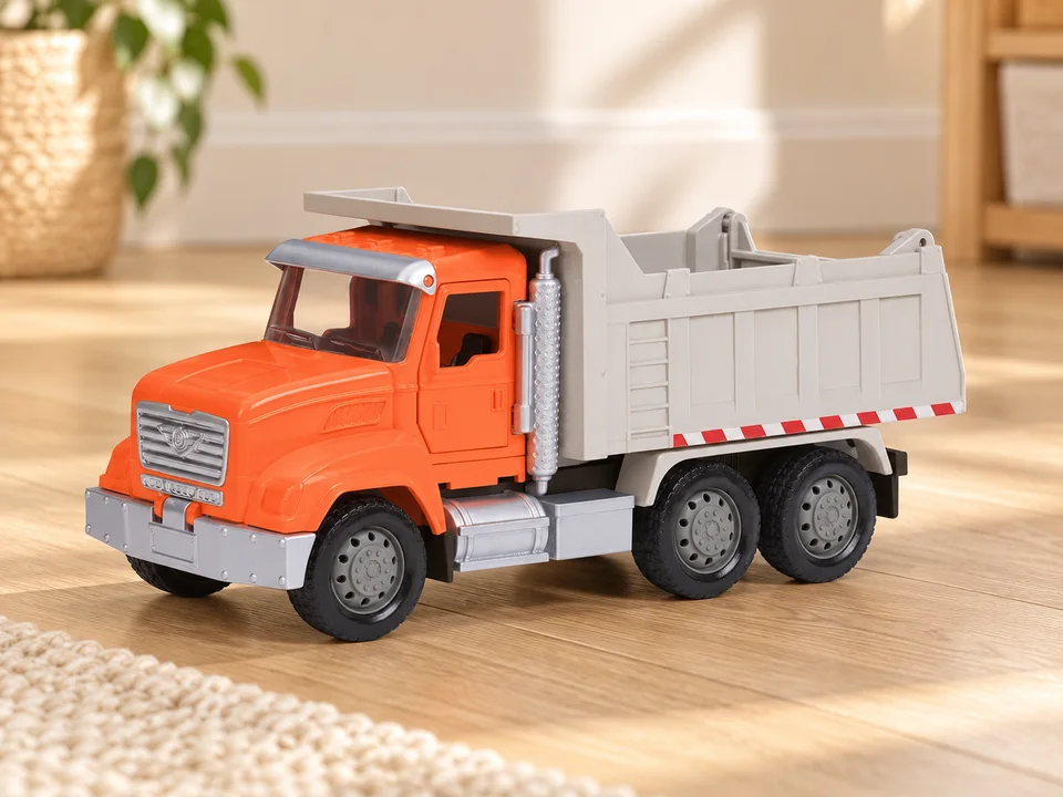 Camion benne Driven by Battat orange et gris sur un parquet clair, mise en scène illustrée