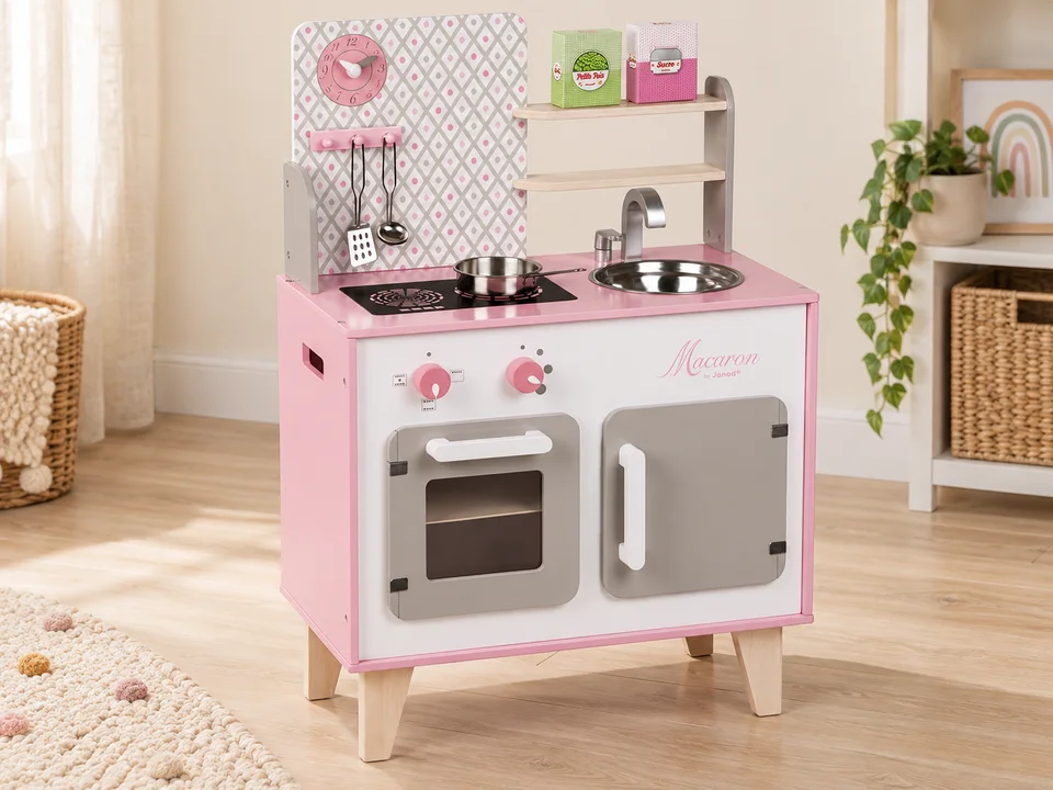 Cuisine en bois Macaron J06567, 5 accessoires, mise en scène illustrée