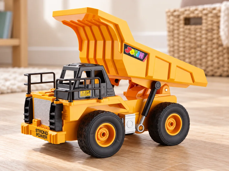 Camion JOYIN jaune à benne relevée dans un espace de jeu, mise en scène illustrée