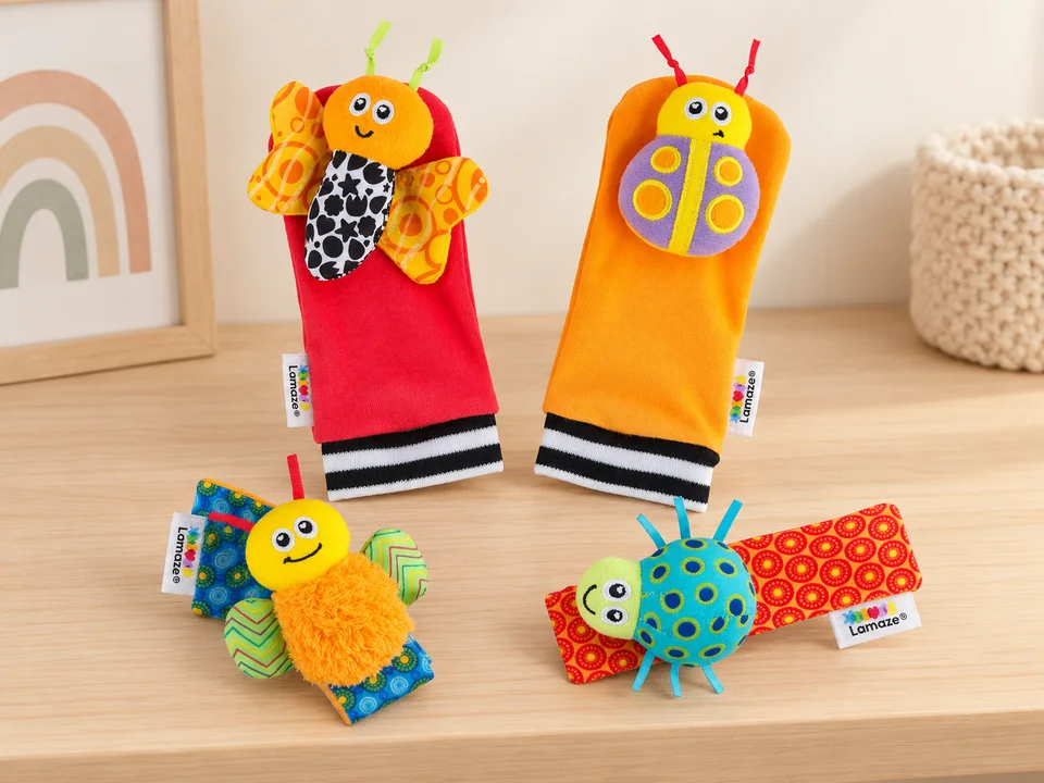 Lamaze Gardenbug, coffret de quatre hochets pour poignets et pieds LC27634, mise en scène illustrée