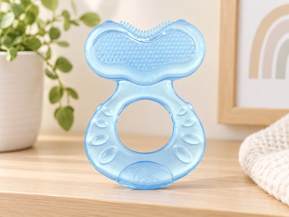 Nuby Teethe-Eez, anneau de dentition en silicone avec étui, bleu, mise en scène illustrée
